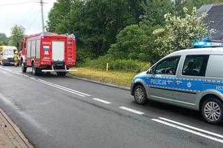 Jechali fordem, huknęli w słup. Dramat, strażacy musieli ich wycinać z wraku