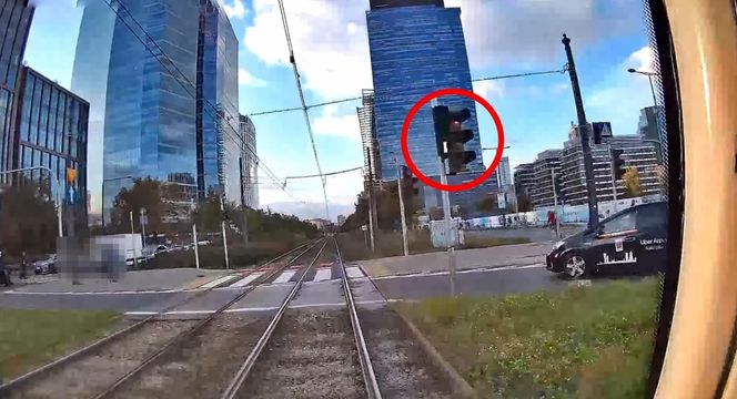 Wstrząsające nagranie z tramwaju. Rowerzysta przejechał na czerwonym świetle przez pasy