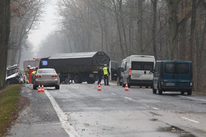 Wypadek ciężarówki z żołnierzami pod Warszawą. Jedna osoba nie żyje, pięć w szpitalu