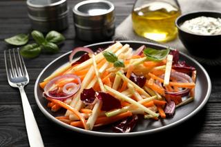 Surówka z czarnej rzepy i marchewki - przepis na chrupiącą i zdrową surówkę obiadową