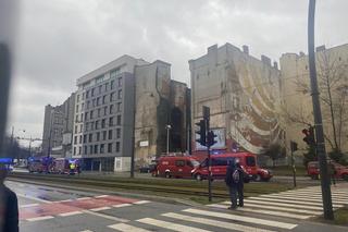 W centrum Łodzi runęła frontowa ściana kamienicy. Psy przeszukały gruzowisko
