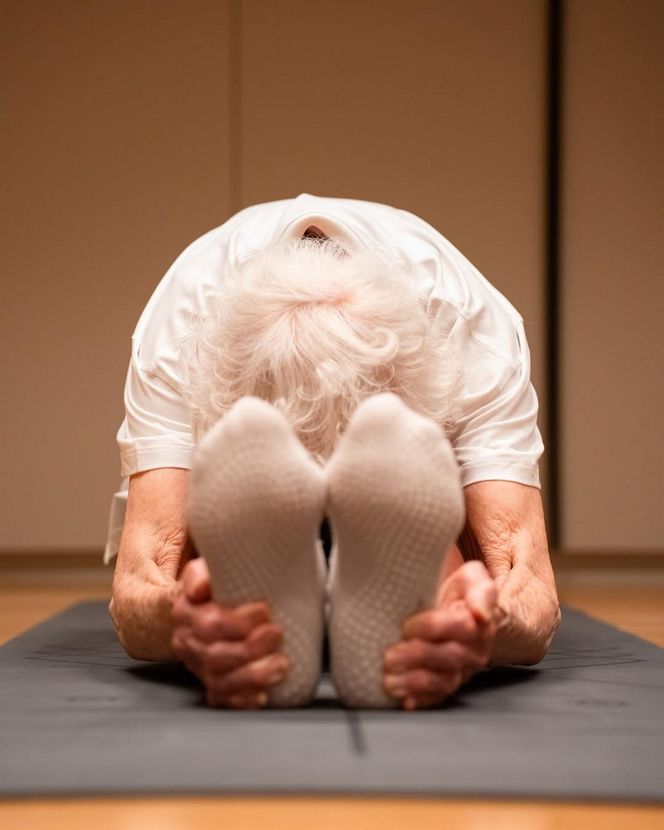 Ma 102 lata i uczy jogi! Jej nazwisko zwraca uwagę Polaków