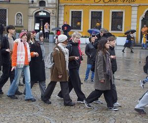 Polonez dla Fredry 2025 we Wrocławiu. Maturzyści zatańczyli na Rynku [ZDJĘCIA]