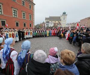 Wspólne śpiewanie hymnu w Warszawie