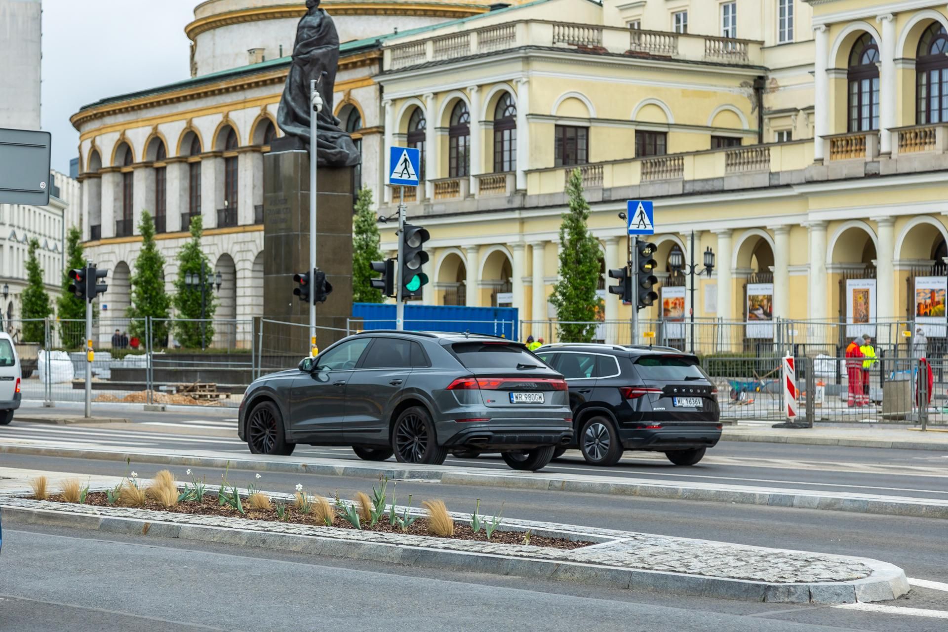 Sadzenie zieleni na placu Bankowym w maju 2025 r.