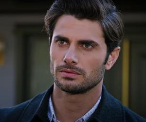 Selim z serialu Dziedzictwo. W jego rolę wciela się przystojny aktor Osman Aydın. Co o nim wiemy? 