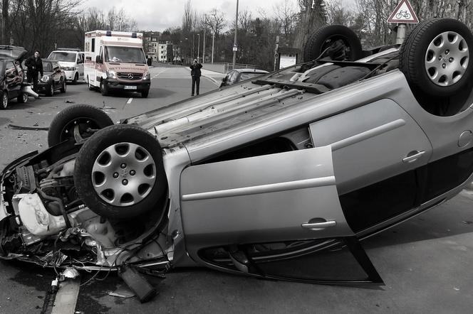 Wjechał autem w DOM! Kobieta została bez dachu nad głową