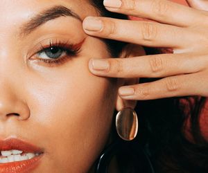 Jesienne trendy w makijażu. Te kolory na ustach i powiekach będą świetnym dopełnieniem ciepłej garderoby 