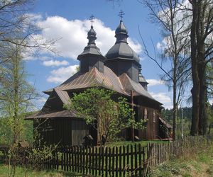 To dawna wieś królewska w Małopolsce. Jej znakiem rozpoznawczym są kamienne krzyże