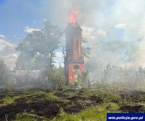 Pożar zabytkowej wieży ciśnień w Rucianem-Nidzie. Nad miastem unosiły się ogromne kłęby dymu [ZDJĘCIA]