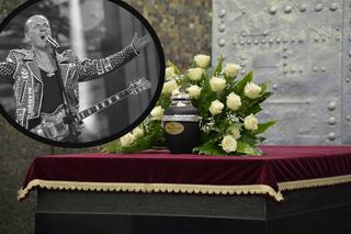 Tak wyglądał pogrzeb Andrzeja Nowaka. Rozdzierające serce wyznanie żony i wieniec od Andrzeja Dudy [ZDJĘCIA, RELACJA]