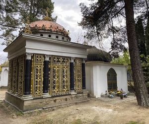 Te groby robią wrażenie