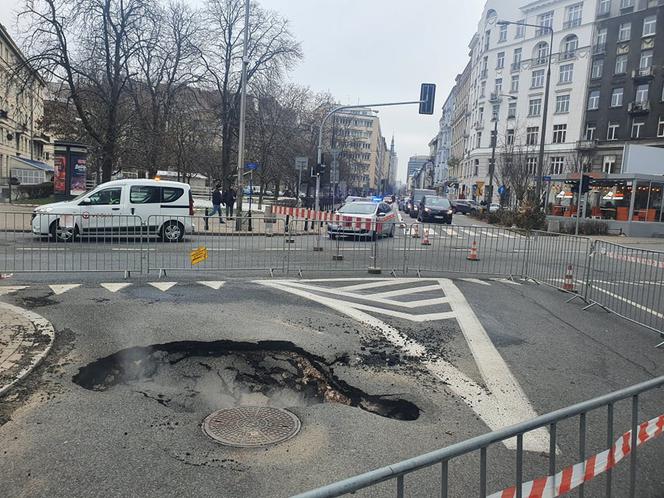Awaria ciepłownicza w Warszawie 8.12.21! Kłęby dymu na Pięknej i Mokotowskiej! 
