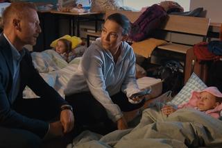 	M jak miłość odc. 1699. Andrzej Budzyński (Krystian Wieczorek), Magda (Anna Mucha), dziewczynka z Ukrainy - Nadia (Mira Fareniuk) 