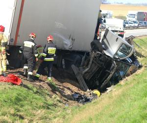 Straszny wypadek na autostradzie A4. Bus przygnieciony przez ciężarówkę, trzy osoby nie żyją 