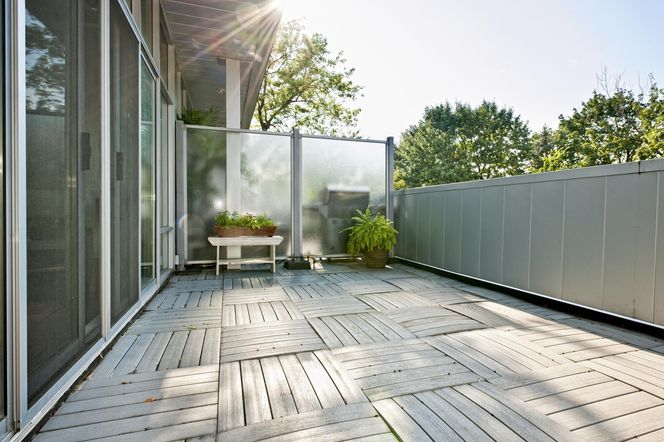 Co na balkon zamiast płytek? Modne i trwałe alternatywy na 2025 rok