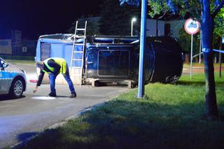 Na rondzie Sybiraków w Lesznie kierowca rozbił dodge'a. Jeździł z piskiem opon