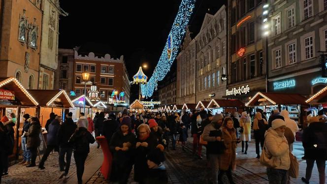 Tłumy na otwarciu Jarmarku Bożonarodzeniowego 2023 we Wrocławiu. Zobacz zdjęcia!