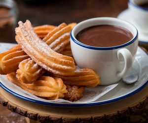 Hiszpańskie churros. Z czekoladowym sosem i mocną kawą niemal wyrywają z butów 