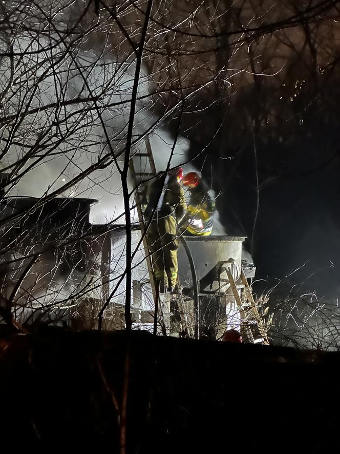 Tragiczny pożar domu na Mokotowie. Strażacy znaleźli zwłoki mężczyzny