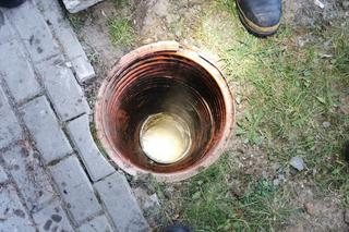 Trzyletni Franek wpadł do ciasnej studzienki. Policjantka ruszyła z pomocą. Zawisła głową w dół!