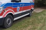 Kobieta spadła z konia pod Radomskiem. Strażacy nieśli ją na noszach 0,5 kilometra [ZDJĘCIA].