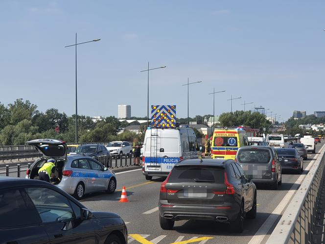 Karambol na Moście Łazienkowskim! Dwie osoby trafiły do szpitala, gigantyczny korek do centrum