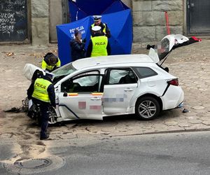 Śmiertelny wypadek w centrum Warszawy. Kierowca wjechał w ścianę tunelu