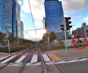 Wstrząsające nagranie w tramwaju. Rowerzysta przejechał na czerwonym świetle przez pasy