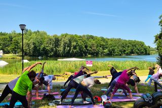 Joga na plaży nad Jeziorem Lipno – darmowe spotkania w Stęszewie