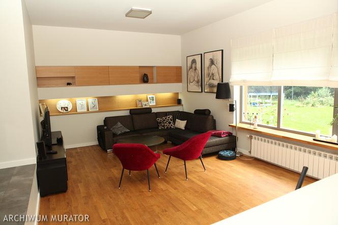 Salon w domu pod lasem
