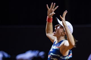 Iga Świątek uciszyła jęki Wiki Azarenki! Polka w ćwierćfinale turnieju WTA w Rzymie po wojnie nerwów!