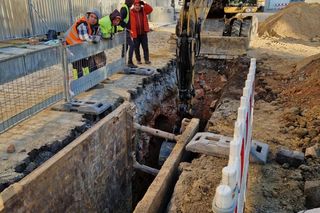 Niespodziewane odkrycie na Starym Mieście. Pod ziemią znaleziono ceglany kanał