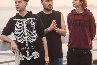 Skiba nie zaprosił syna na swój ślub, a teraz musi go oglądać w kobiecych ciuszkach. Tytus ubrał rajstopy i spódniczkę