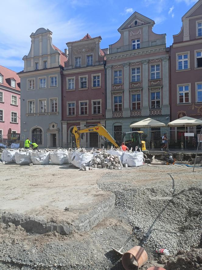 Kładą kostkę granitową na Starym Rynku w Poznaniu