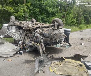 Śmiertelny wypadek w gminie Kłomnice. Samochód wypadł z drogi i uderzył w drzewo