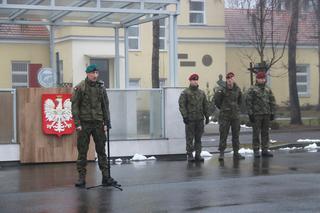 Żołnierz przemierza całą Polskę, zbierając pieniądze dla chorego synka.  Te sceny chwytają za serce [ZDJĘCIA]