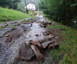 Zalane ulice i posesje. Trudna noc w gminie Goleszów w powiecie cieszyńskim