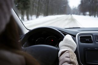 6 rzeczy, które zimą każdy kierowca musi mieć w aucie. W pewnych sytuacjach mogą nas uratować