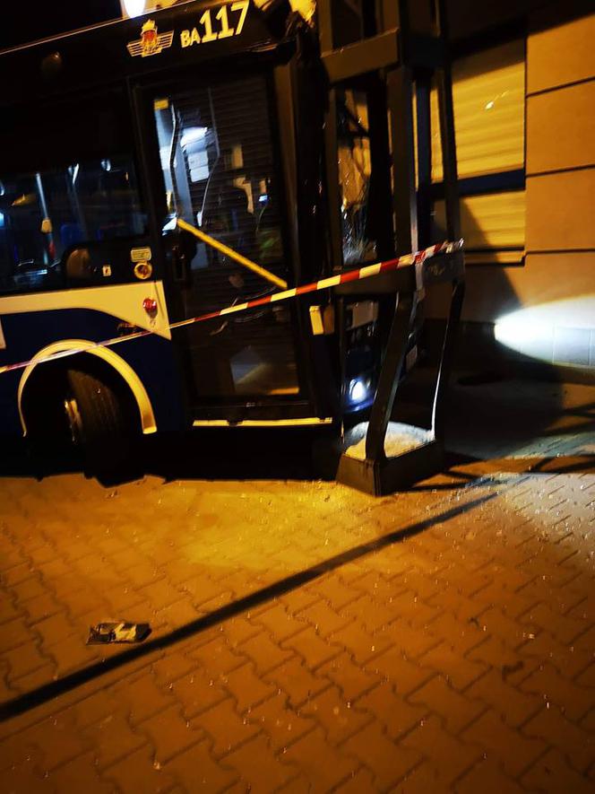 Kraków: Poranna kolizja dwóch autobusów linii 137 na pętli Krowodrza Górka. Uszkodzona została sieć trakcyjna [ZDJĘCIA]