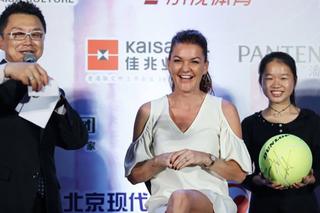 WTA Shenzhen: Agnieszka Radwańska błysnęła na imprezie zawodniczek. Ale sukienka! [ZDJĘCIA]