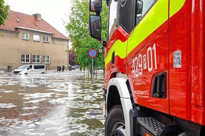 Kilkaset interwencji strażaków po nawałnicach. IMGW ostrzega przed kolejnymi burzami