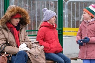 M jak miłość odc. 1857. Dorota (Iwona Rejzner), Hania (Wiktoria Basik), jej koleżanka Zosia (Natalia Samagalska)