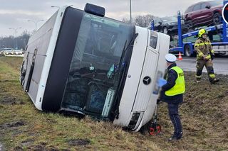 Jabłonna. Autokar w rowie, w środku ponad 20 osób