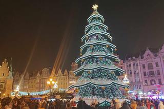 Ale blask! Choinka we Wrocławiu już świeci! Świątecznie rozświetliła cały Rynek [ZDJĘCIA]