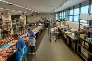 Z tej Cukierni Sowa w Bydgoszczy rozwożone są słodkości i kawa do sklepów w całej Polsce. Zwiedziliśmy ją od kuchni! Byliśmy w palarni i wykańczalni [ZDJĘCIA]