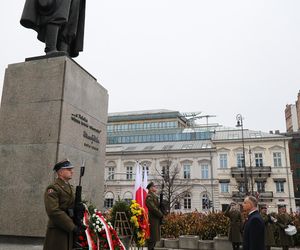 Warszawa. Prezydent Andrzej Duda złożył wieńce przed pomnikami Ojców Niepodległości