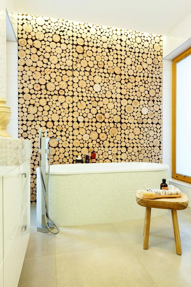 Łazienka z dekoracyjna ścianą