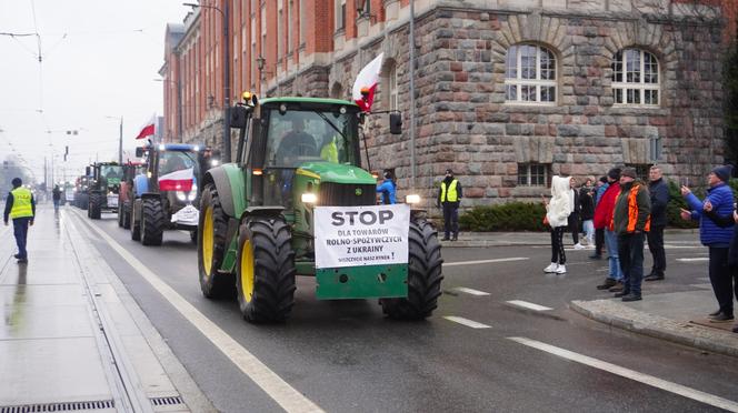 „Zielony Ład=Głód”, „Mleko nie jest z Biedronki”. Te hasła pojawiły się na proteście rolników w Olsztynie