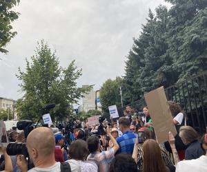 Manifestacja Nigdy nie będziesz szła sama w Warszawie. Strajk Kobiet pod Komendą Stołeczną Policji